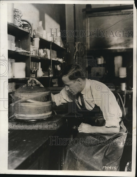 1931 Press Photo Westinghouse Electric & Mfg Co P McCulloch research labs