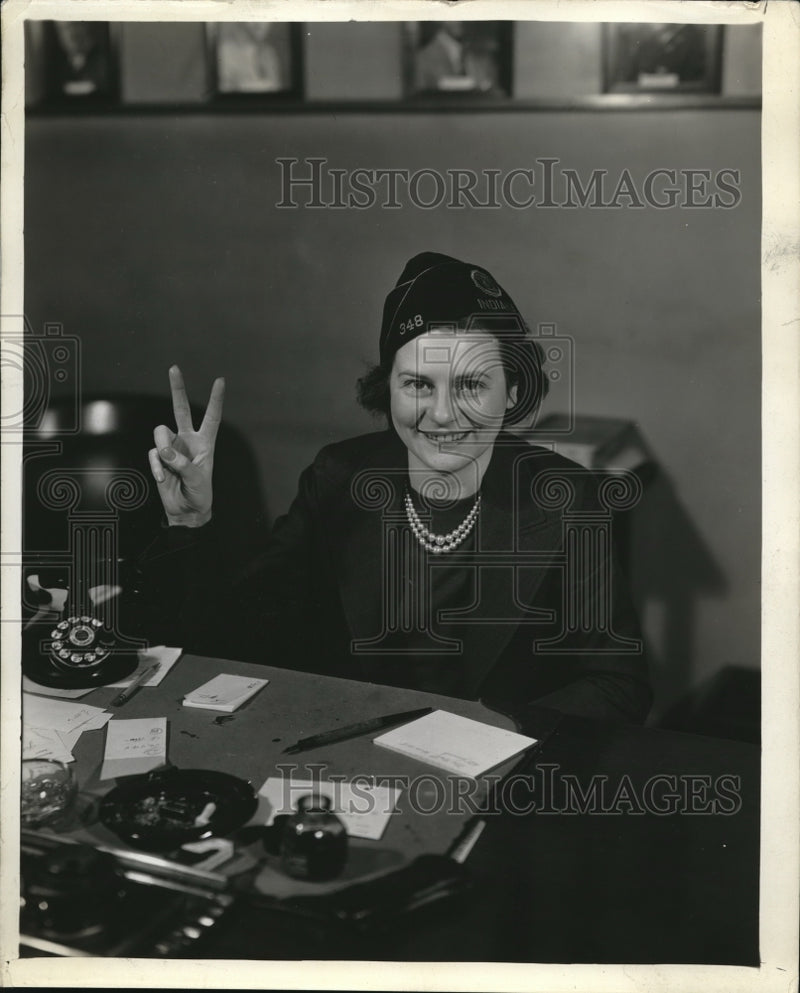 Load image into Gallery viewer, 1937 Press Photo Mildred Ehlers, Volunteer Legion flood relief worker
