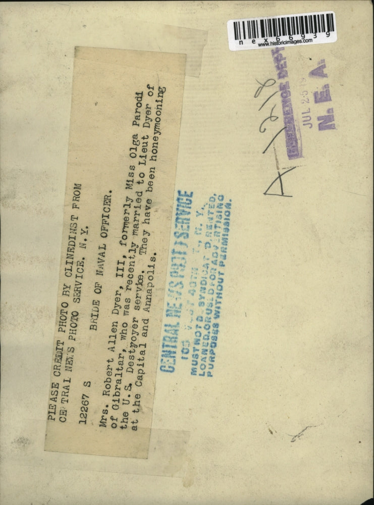 Load image into Gallery viewer, Press Photo Mrs Robert Dyer III marries Lt Dyer of US Destroyer
