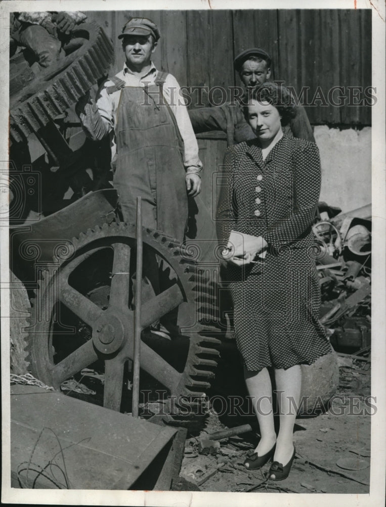 Load image into Gallery viewer, 1942 Press Photo Mrs. Edna Covins,1st woman to received war production award

