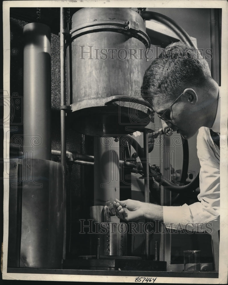 1948 Press Photo Westinghouse lab, furnace built to improve electronic tubes