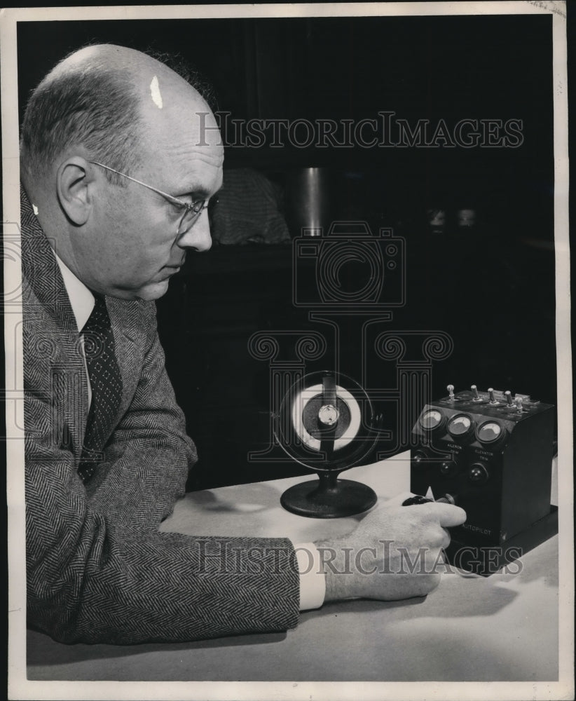 1947 Press Photo Westinghouse lab, mini automatic pilot model used for planes