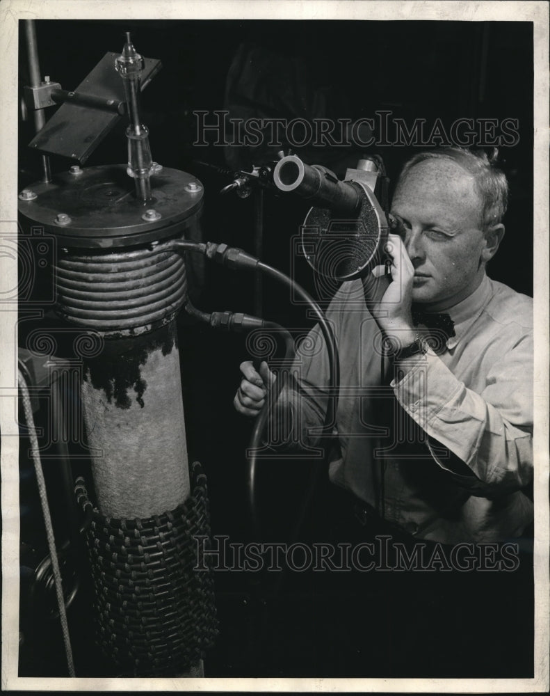 Load image into Gallery viewer, 1944 Press Photo Westinghouse lab, Dr Sidney Siegel, post doctorate fellowship
