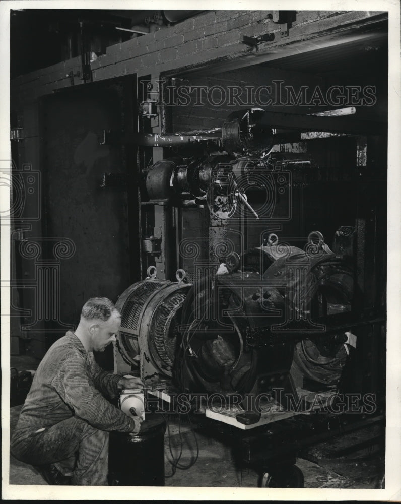 1942 Press Photo Workers of the Westinghouse Housewood Plant in Pittsburgh