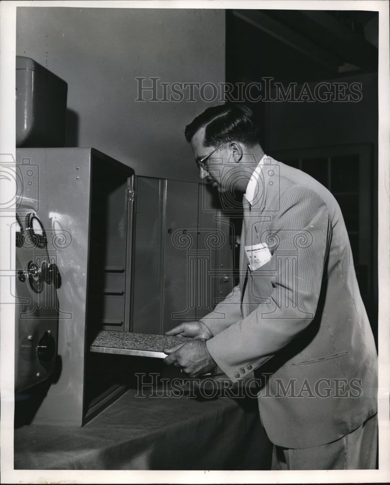 1952 Press Photo Walter R. Hampe, Westinghouse X-Ray Specialist