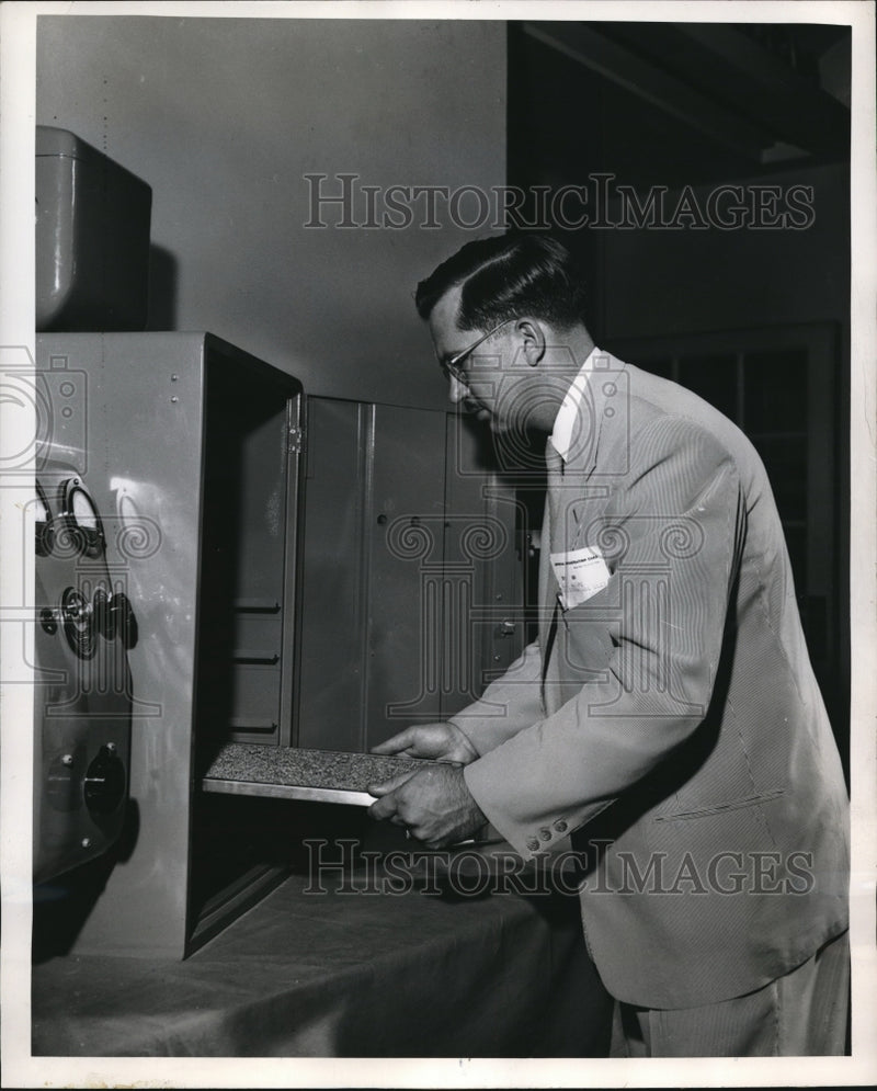 Load image into Gallery viewer, 1952 Press Photo Walter R. Hampe, Westinghouse X-Ray Specialist

