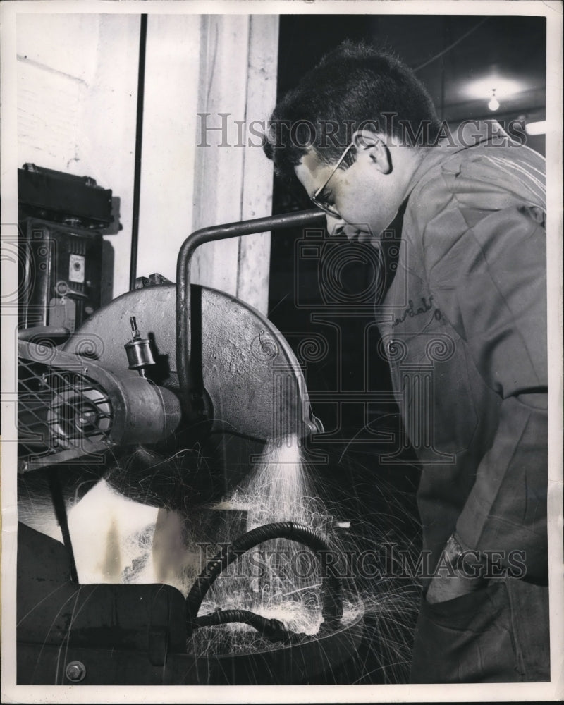 1949 Press Photo Westinghouse lab, disk rubber/abrasive cuts thru steel objects
