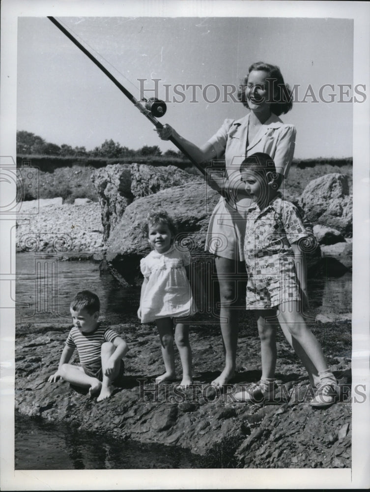 1949 Press Photo Mrs William McCaughey & kids win fishing prize