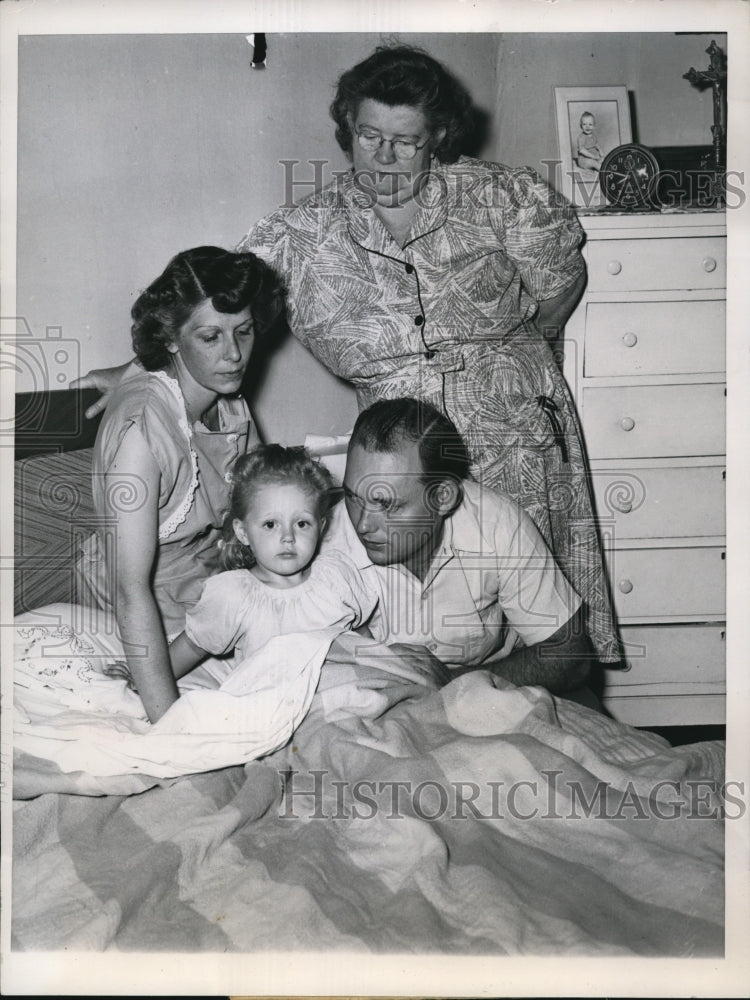 1949 Press Photo Sharon McCary 2-1/2 held hostage, family robbed