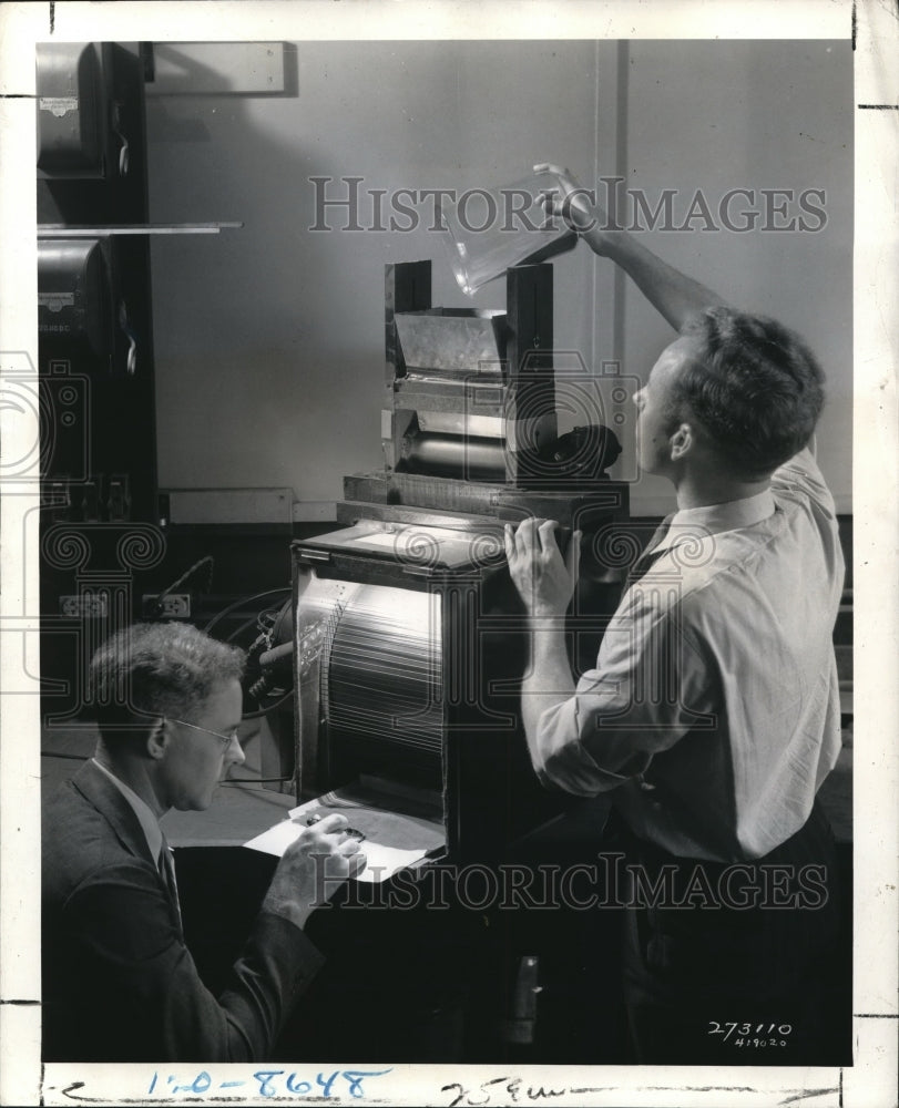 1942 Press Photo Westinghouse lab, extract vitals meta;s from ores