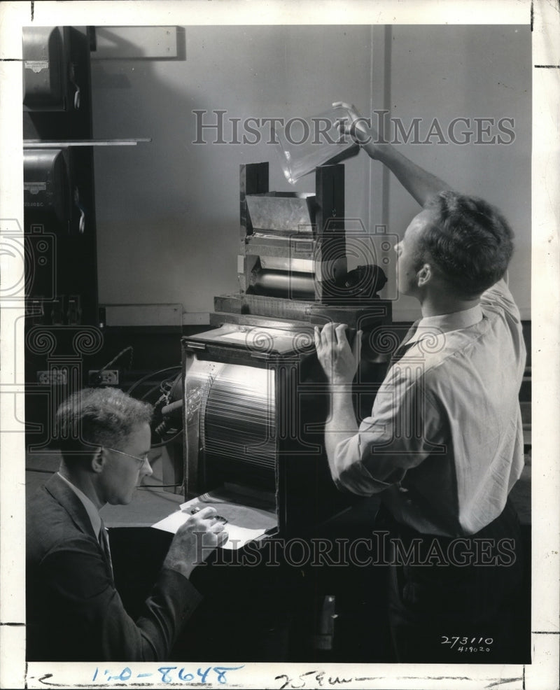 Load image into Gallery viewer, 1942 Press Photo Westinghouse lab, extract vitals meta;s from ores
