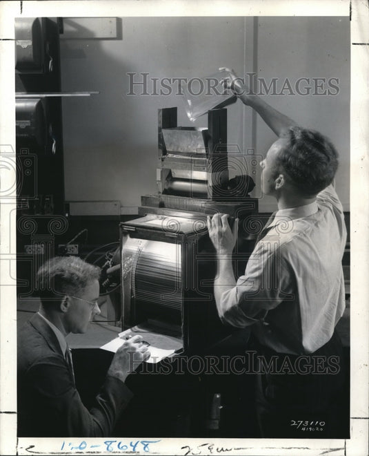 1942 Press Photo Westinghouse lab, extract vitals meta;s from ores