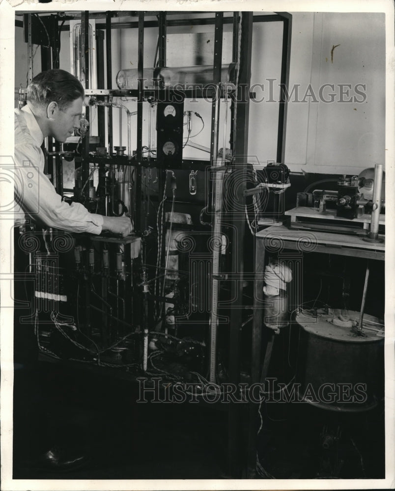 1942 Press Photo Westinghouse lab, weighs oxygen atoms as invades metal surface