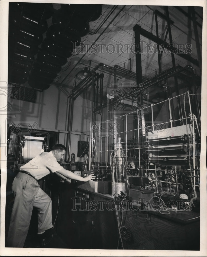 1949 Press Photo Westinghouse lab, precision instrument 457 degrees below zero