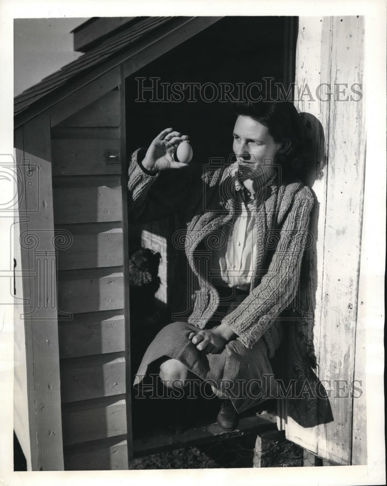 Load image into Gallery viewer, 1943 Press Photo Mrs. Thusgard, holds the first egg in their poultry farm
