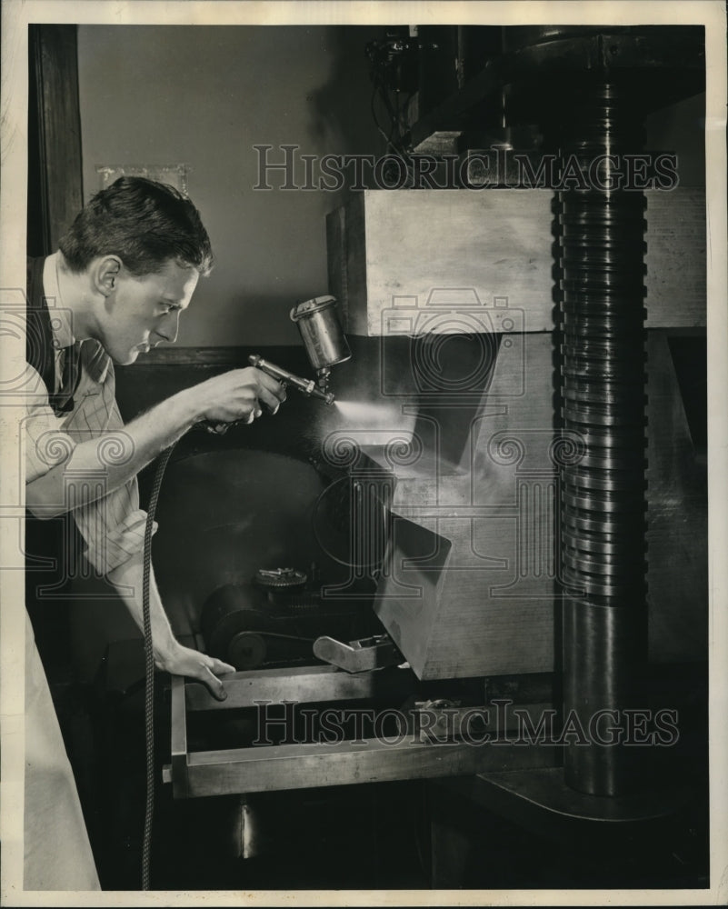 1943 Press Photo Westinghouse lab, lacquer coating on gears prevent cracks