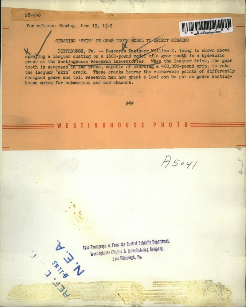 1943 Press Photo Westinghouse lab, lacquer coating on gears prevent cracks