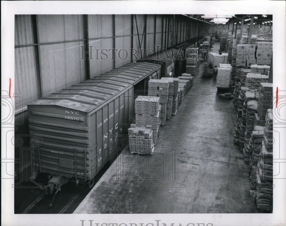 Press Photo Fisher Warehouse Bedford Heights freight cars
