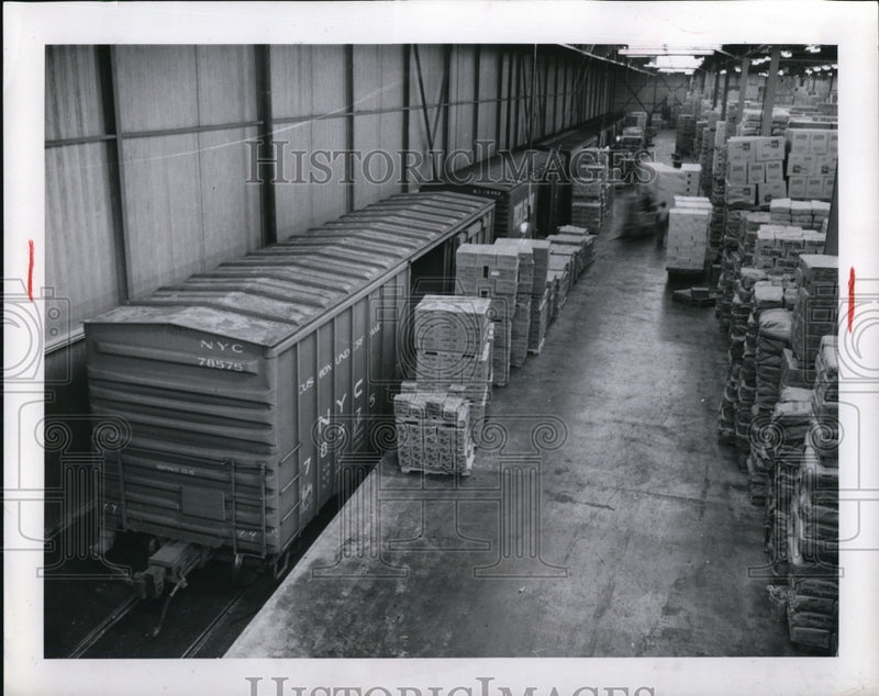 Load image into Gallery viewer, Press Photo Fisher Warehouse Bedford Heights freight cars
