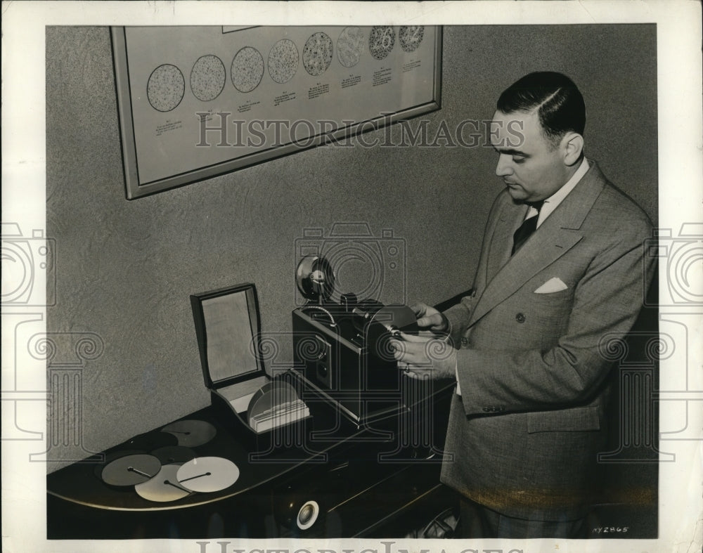1938 Press Photo Wilford Lindberg Operating A Color Calibrating Rotator