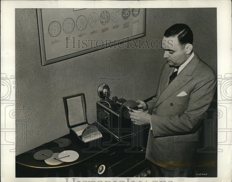 Load image into Gallery viewer, 1938 Press Photo Wilford Lindberg Operating A Color Calibrating Rotator
