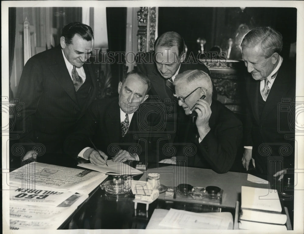 1937 Press Photo 4/6/37 Official Army Day signed resolution