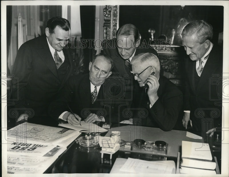Load image into Gallery viewer, 1937 Press Photo 4/6/37 Official Army Day signed resolution
