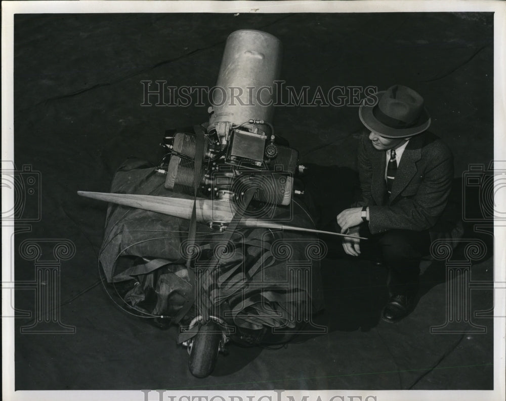 1956 Press Photo Akron Ohio Inflateplane & engineer Bruce Bain at Goodyear