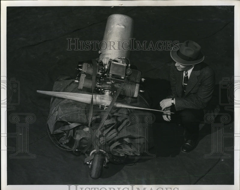 Load image into Gallery viewer, 1956 Press Photo Akron Ohio Inflateplane &amp; engineer Bruce Bain at Goodyear
