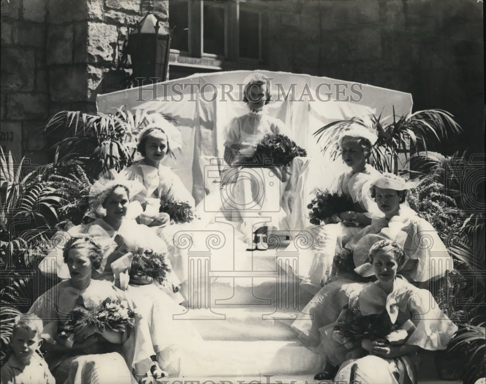 1936 Press Photo Westminster College's new Queen, Beverly Blythe with her court