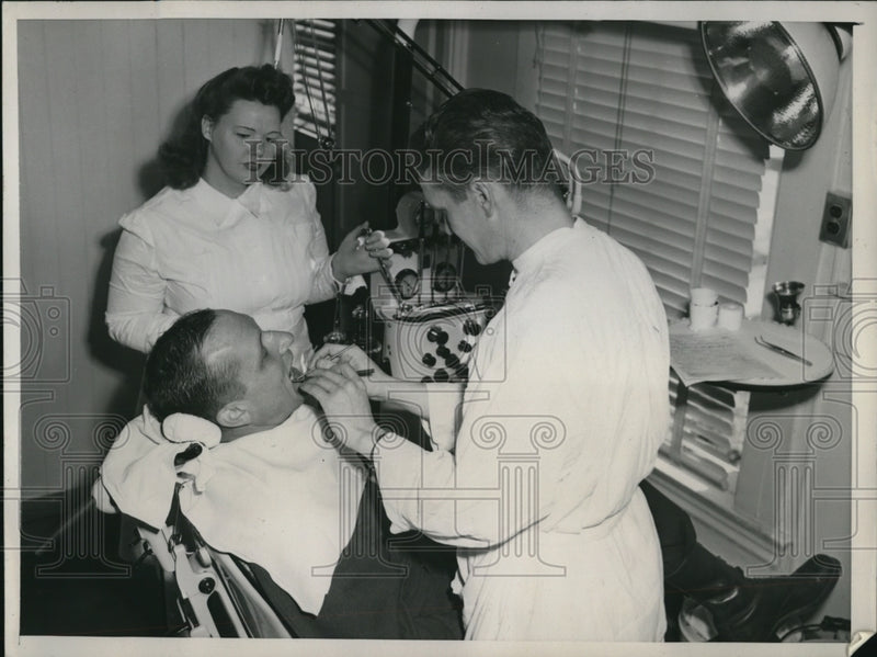 Load image into Gallery viewer, 1945 Press Photo San Francisco Maj Wm Knowland nurse R Felps &amp; Capt Patterson
