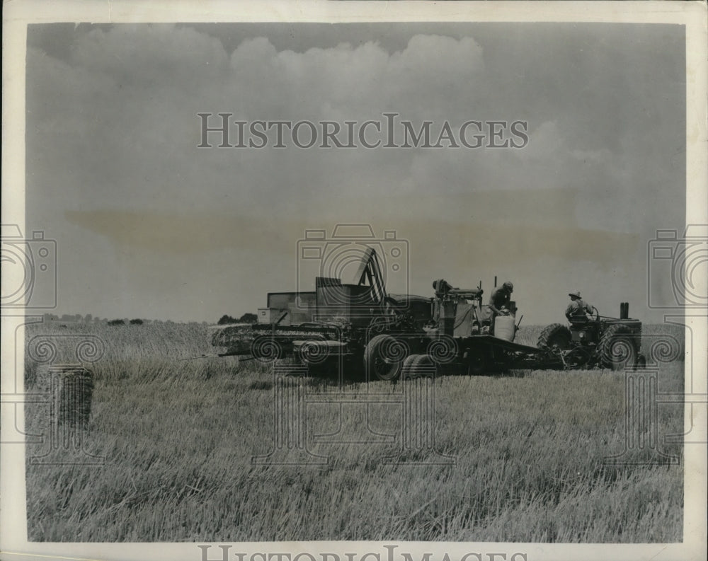1949 Press Photo Martin S. Zimmerman's time-and-labor -saving harvesting machine