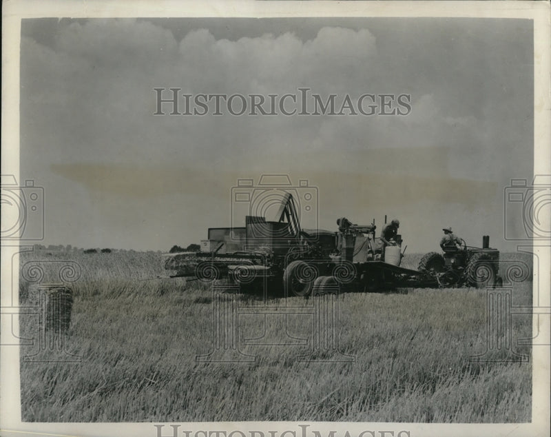 Load image into Gallery viewer, 1949 Press Photo Martin S. Zimmerman's time-and-labor -saving harvesting machine
