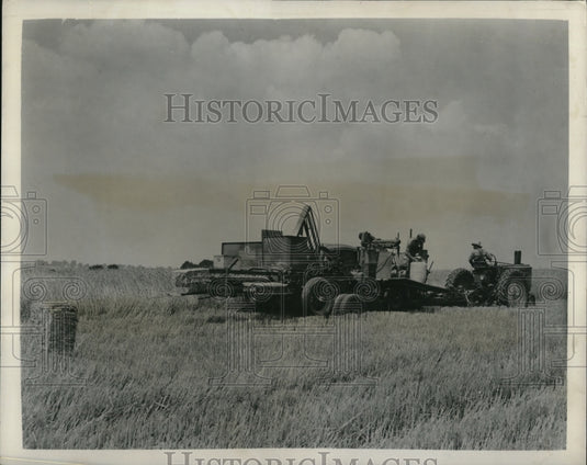 1949 Press Photo Martin S. Zimmerman's time-and-labor -saving harvesting machine
