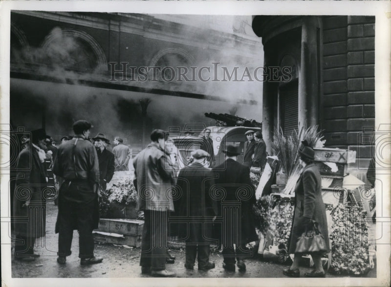Load image into Gallery viewer, 1949 Press Photo London Blazenear Covent Gardens in London England
