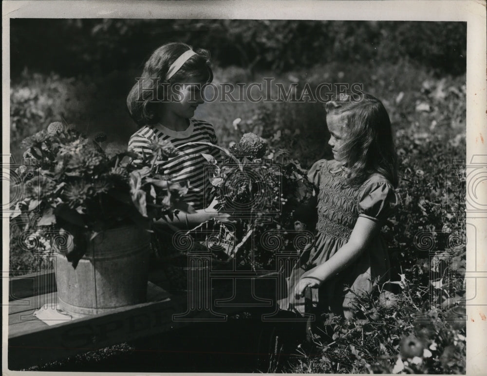 1947 Press Photo Carolyn Schott 9 & Lynette Schafer 6 of Cleveland Ohio