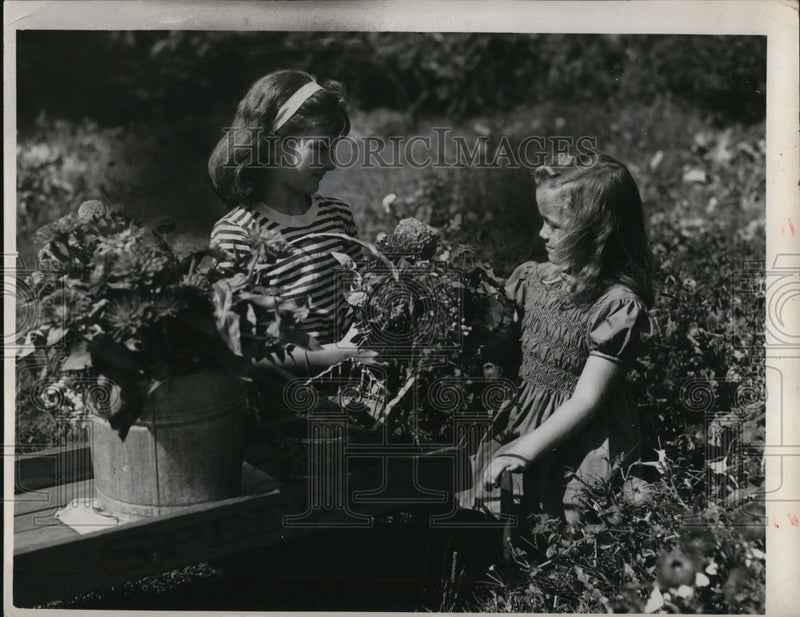 Load image into Gallery viewer, 1947 Press Photo Carolyn Schott 9 &amp; Lynette Schafer 6 of Cleveland Ohio
