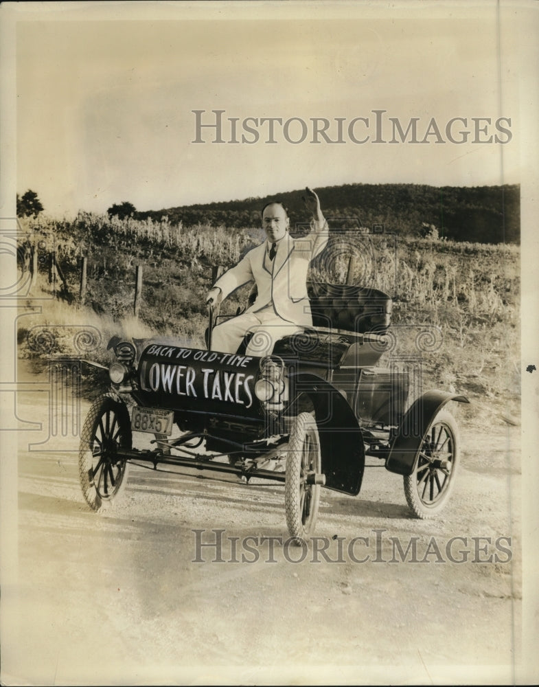 1932 Press Photo Charles F Lindu in new 1 cylinder auto