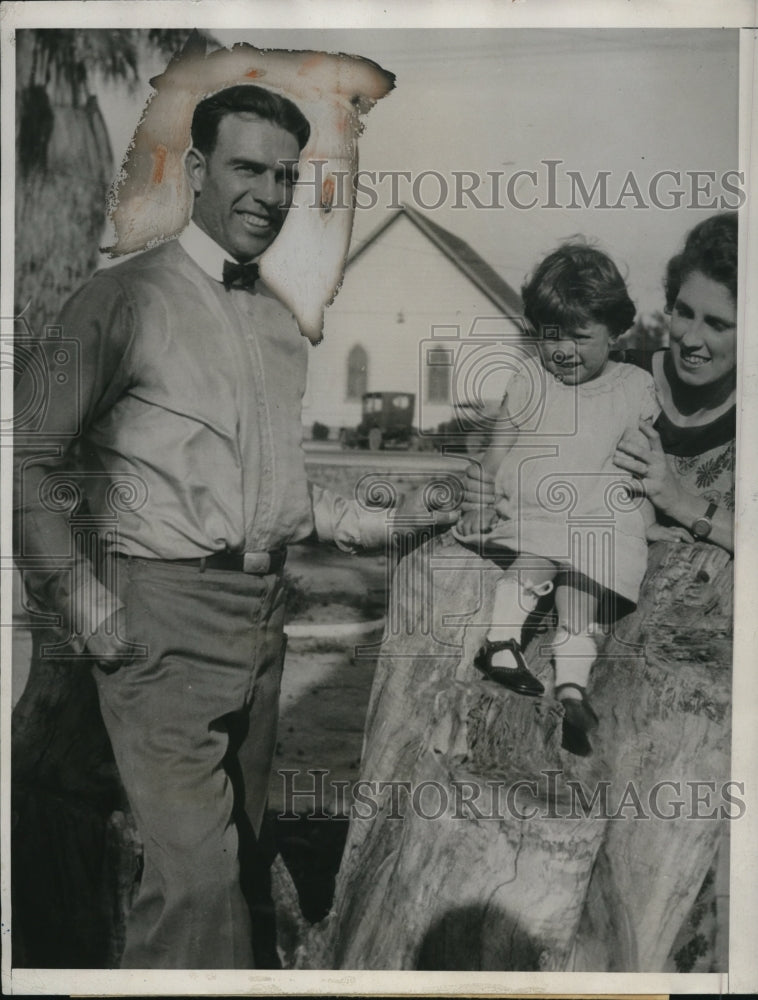 Load image into Gallery viewer, 1932 Press Photo Educator EB Thomas &amp; wife &amp; baby Redondo Beach Calif
