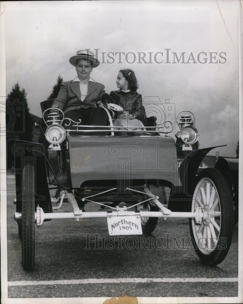 1955 Press Photo 12 year old Robert Ladd and 6 year old Linda McLaughlin