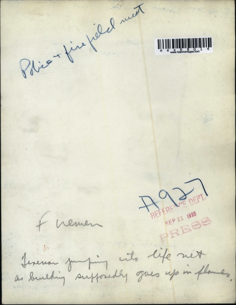 1933 Press Photo Fireman jumps into life net as building supposedly is on fire