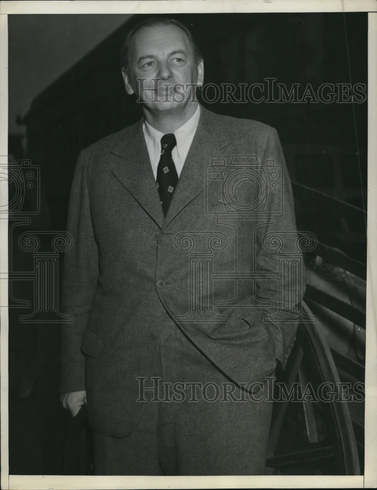 Load image into Gallery viewer, 1937 Press Photo Reinhold Schunzel German director arrives at LA Calif
