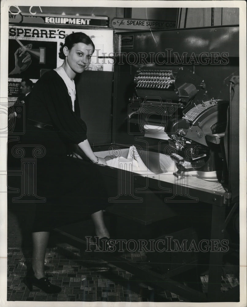 1937 Press Photo Juanita Hall of Cleveland tries new laundry marking machine
