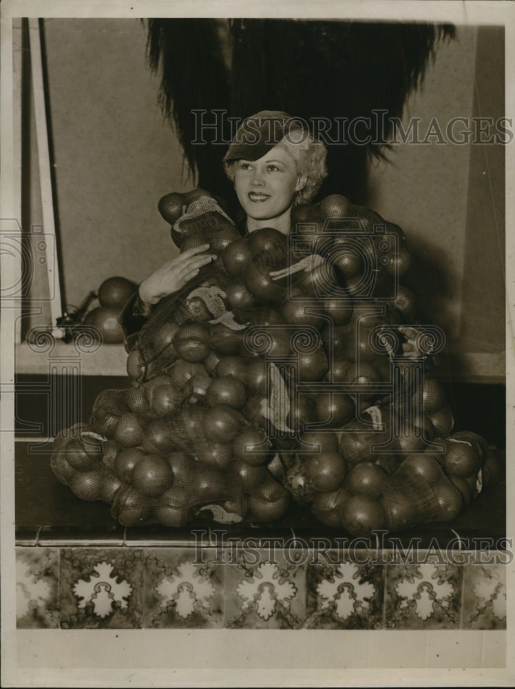 Load image into Gallery viewer, Press Photo Miss Ann King among a pile of oranges
