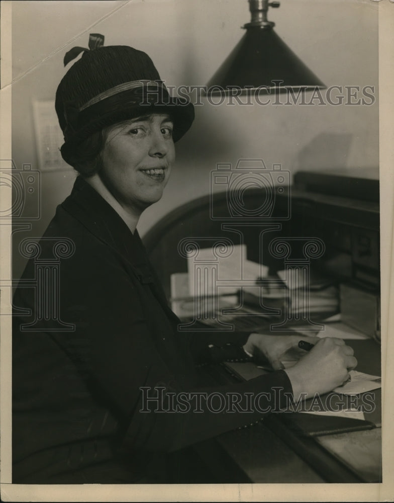 1925 Press Photo Miss Ethel Comstock at Chicago Bpard of Trade