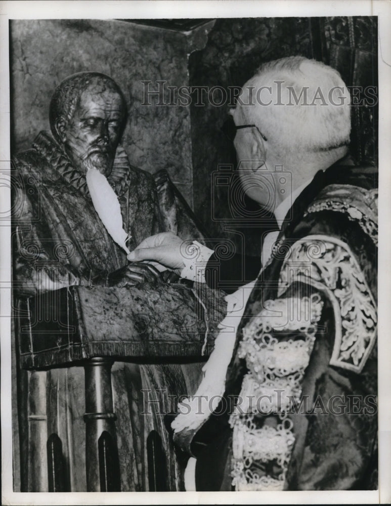 1956 Press Photo London Sir Frank Alexander at statue of John Stow