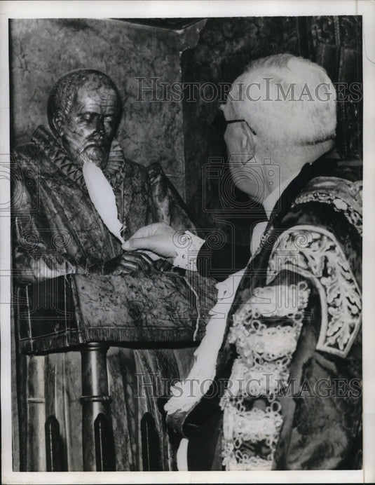 1956 Press Photo London Sir Frank Alexander at statue of John Stow