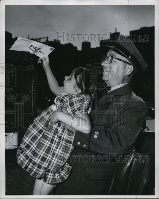 1949 Press Photo Catherine Badway age 5 in NYC & mail carrier Max Rasch