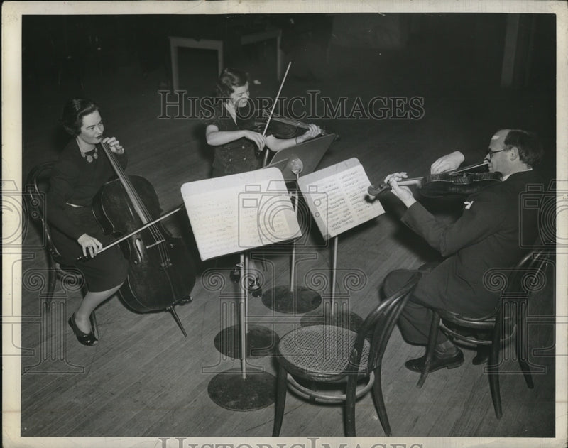 Load image into Gallery viewer, 1943 Press Photo Fritz Rothschild plays violin with two other musicians
