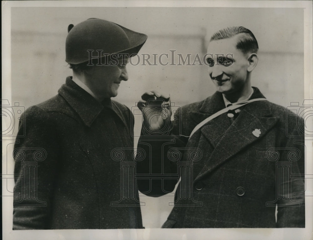 1941 Press Photo London John Reynolds Civil Defense worker & his mom